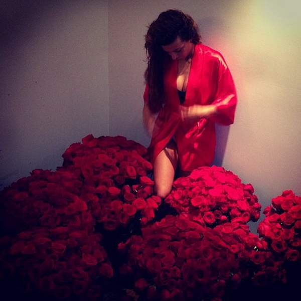 Русские женщины с огромными букетами стали хитом Instagram - ФОТО