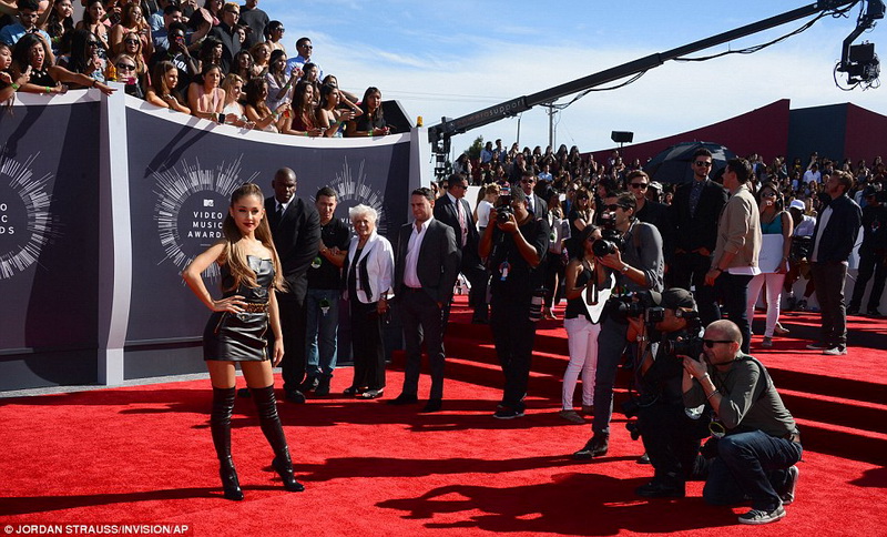ДжейЛо, Бейонсе и все звезды на красной дорожке MTV - ФОТО