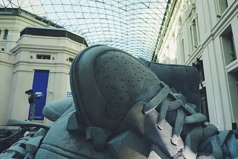 "Картинная галерея" Day.Az: Скульптура из кроссовок и баскетбольного мяча - ФОТО