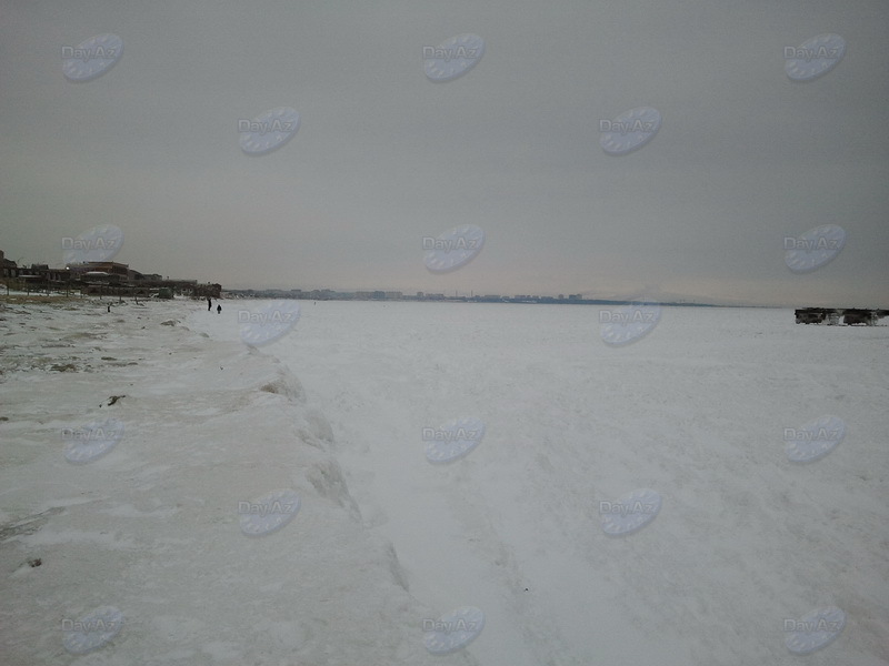 На морском побережье вблизи Новханы образовался ледник – ФОТО