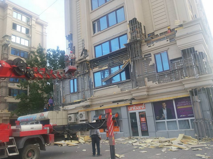 В Баку снимают облицовку с домов - ФОТО