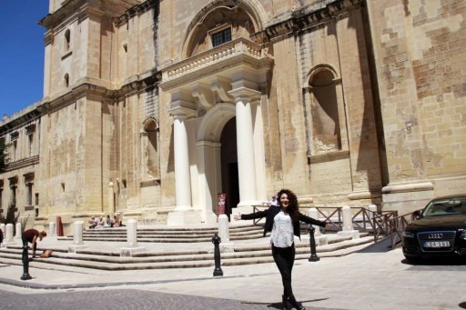 Диляра Кязимова спела с уличным музыкантом на Мальте - ФОТО