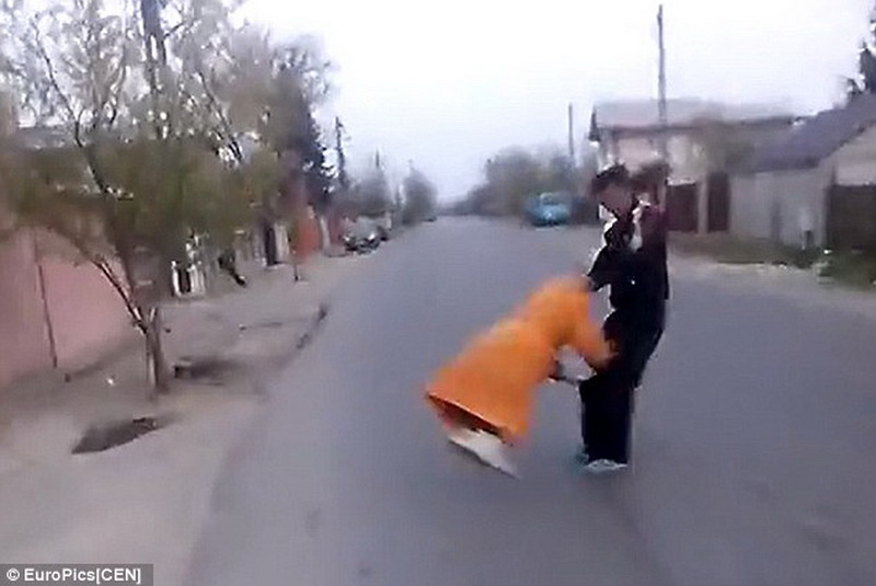 Шокирующие кадры из Румынии: парни издеваются над старушкой - ФОТО - ВИДЕО