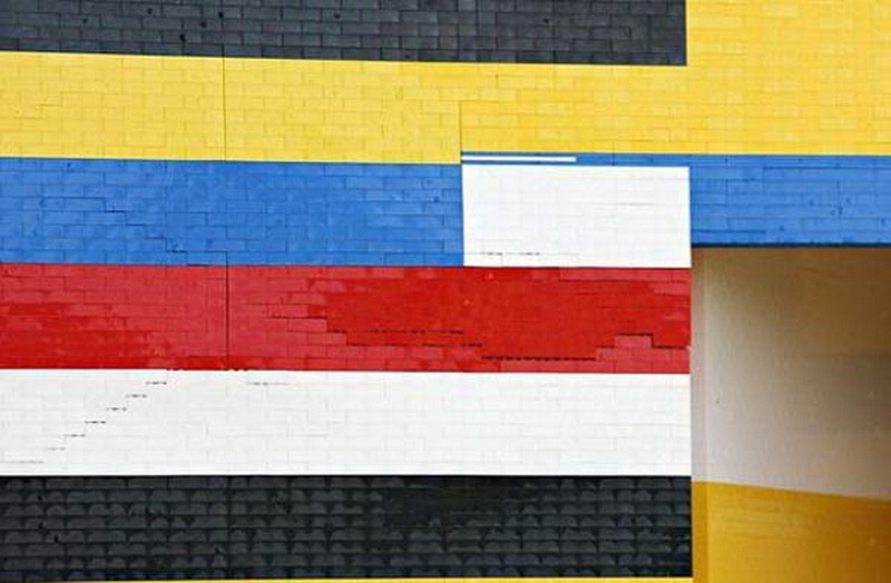 Англичанин построил 2-этажный дом из деталей Lego - ФОТО