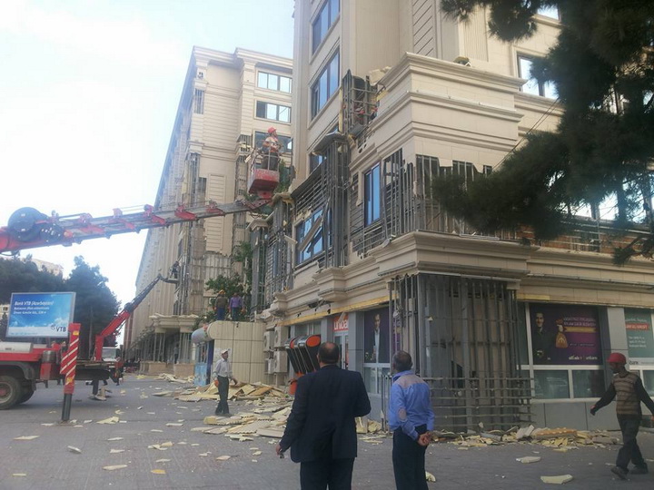 В Баку снимают облицовку с домов - ФОТО