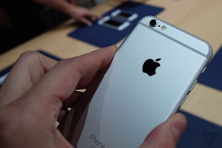 Apple представила два новых iPhone - ФОТО