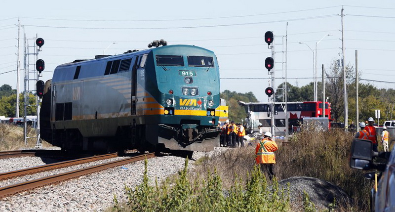 В Канаде двухэтажный автобус протаранил пассажирский поезд - ОБНОВЛЕНО - ФОТО - ВИДЕО