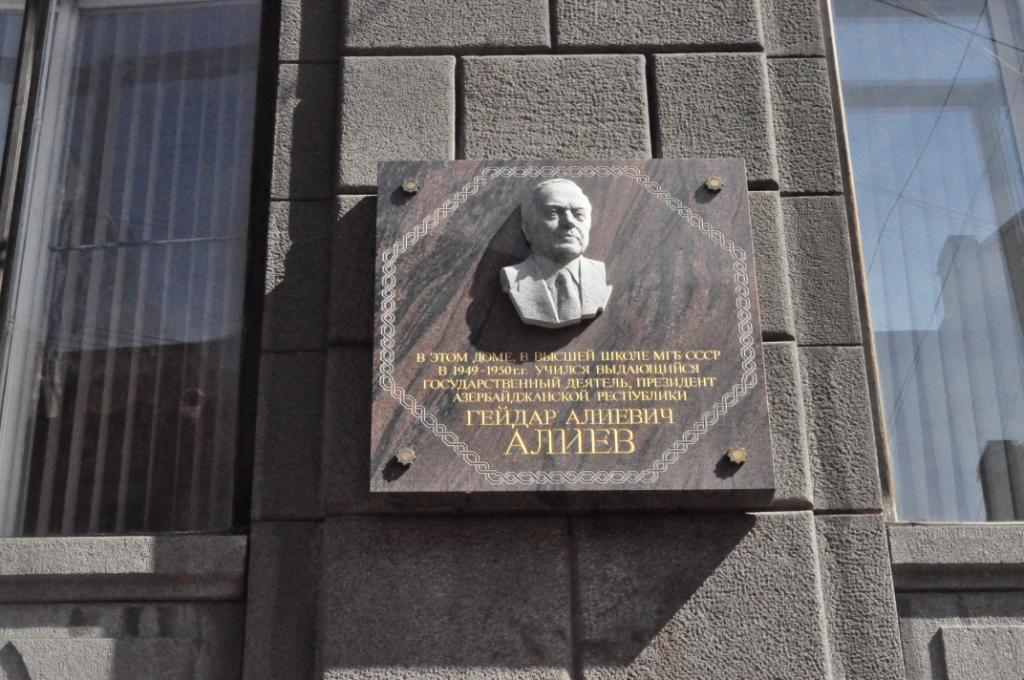 в Санкт-Петербурге состоялась возложение цветов к барельефу Общенационального лидера Гейдара Алиева - ФОТО