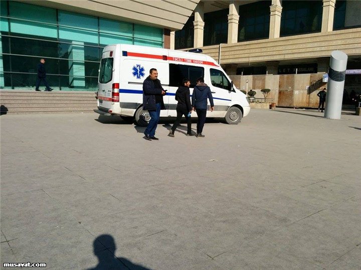 Bakı metrosunda xoşagəlməz hadisə: gənc xanımı xəstəxanaya apardılar - FOTO