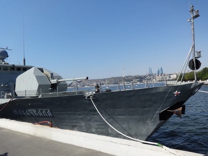 Российские военные корабли у причала Морского вокзала Баку - ФОТО