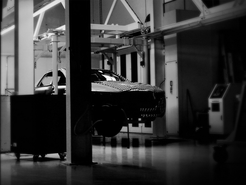 Aston Martin показал первые фото своего седана - ФОТО