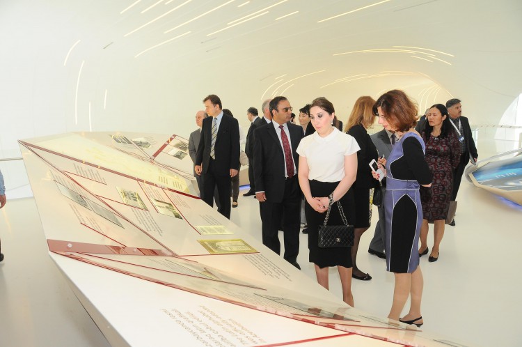 Руководители диппредставительств в Швейцарии и Лихтенштейне ознакомилась с Центром Гейдара Алиева - ФОТО