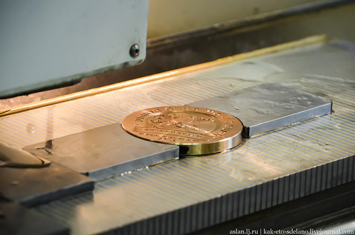 Как делают медали для чемпионов - ФОТОСЕССИЯ