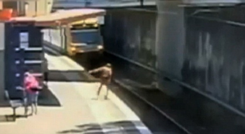 На волоске от смерти: пенсионер упал под поезд - ФОТО