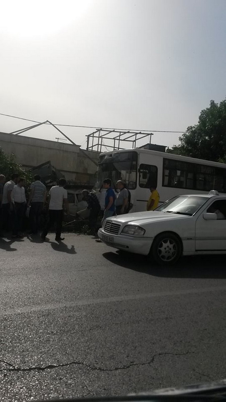 Paytaxtda avtobus maşınları biçə-biçə getdi - YENİLƏNİB - VİDEO - FOTO