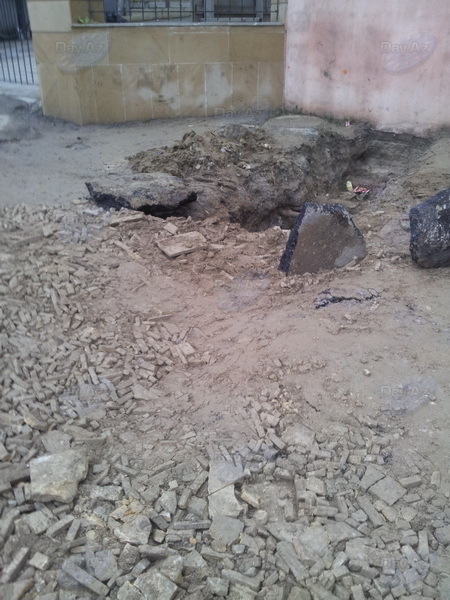 Что происходит на одной из улиц Баку - ФОТО