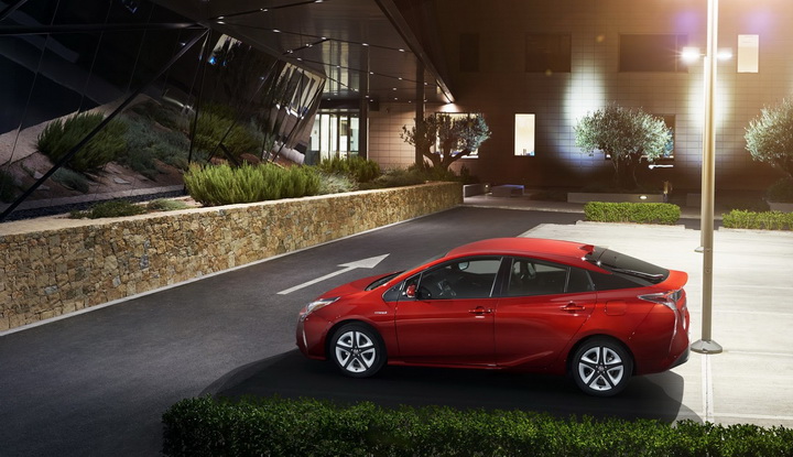 Toyota показала новое поколение культового "гибрида" - ФОТО
