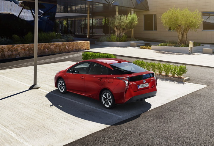 Toyota показала новое поколение культового "гибрида" - ФОТО