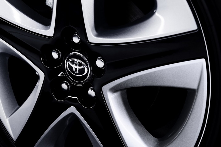 Toyota показала новое поколение культового "гибрида" - ФОТО