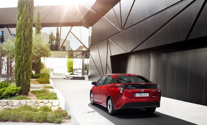 Toyota показала новое поколение культового "гибрида" - ФОТО
