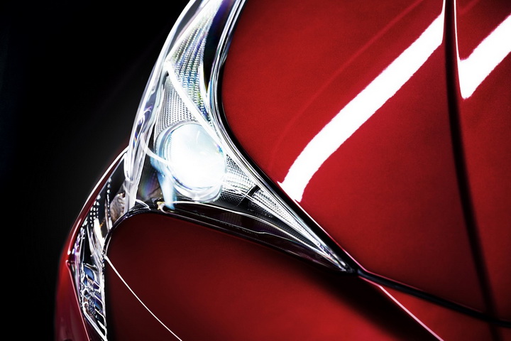 Toyota показала новое поколение культового "гибрида" - ФОТО