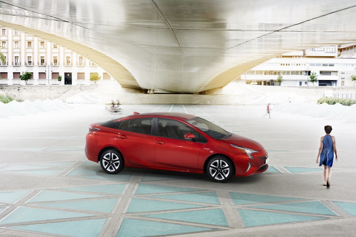 Toyota показала новое поколение культового "гибрида" - ФОТО