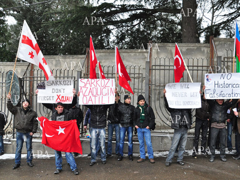 Азербайджанские студенты провели акцию протеста перед посольством Франции в Грузии